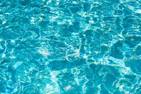 Téléchargez les photos : Arrière-plan d'eau, vagues ondulées. Modèle de piscine bleue. Surface de la mer. Eau dans la piscine avec reflet solaire. Bannière avec espace de copie - en image libre de droit