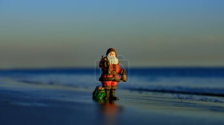 Foto de Santa Claus en vacaciones de invierno en la playa caliente. Feliz Año Nuevo y feliz viaje de Navidad, concepto de vacaciones tropicales - Imagen libre de derechos