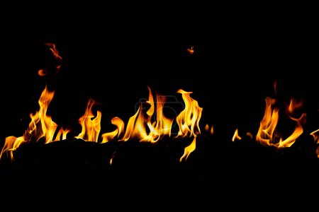 Foto de Fuego de llama. Quemar luces sobre un fondo negro. Llamas de fuego sobre fondo negro. Fondo de llama de fuego abstracto - Imagen libre de derechos