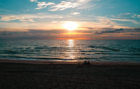 Foto de Hermoso amanecer o atardecer en el mar. Mar del amanecer en la playa tropical. Paisaje de hermosa playa. Hermosa puesta de sol en el mar. Océano puesta de sol en el fondo del cielo con nubes de colores - Imagen libre de derechos