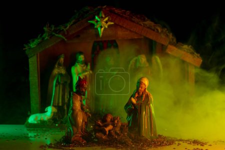 Téléchargez les photos : Naissance de Noël de Jésus. Naissance de Jésus à Bethléem. Scène biblique - en image libre de droit