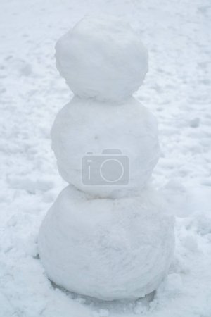 Téléchargez les photos : Le bonhomme de neige de Noël approche. Snowman outdoor - espace de copie - en image libre de droit