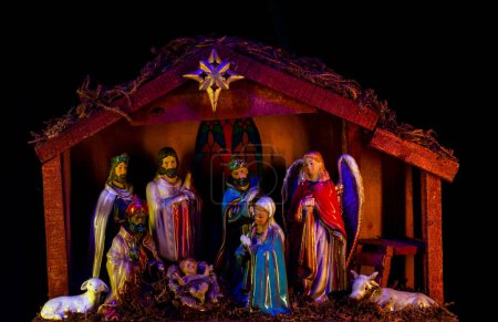 Téléchargez les photos : Nativité de Jésus. Manger de Noël scène avec des figures de Jésus, Marie, Joseph, moutons et mages - en image libre de droit