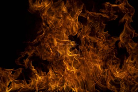 Foto de Llama de fuego ardiendo y fuego brillando sobre fondo negro - Imagen libre de derechos