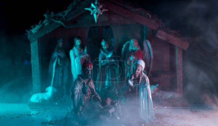 Téléchargez les photos : Scène de la Nativité. Noël crèche chrétienne avec Jésus dans la crèche, rois, animaux de ferme et étoile de Bethléem. Concentration sélective - en image libre de droit
