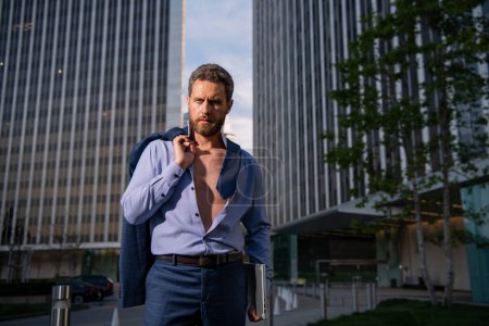 Téléchargez les photos : Portrait d'un homme d'affaires mature confiant debout à l'extérieur du bureau - en image libre de droit