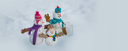Téléchargez les photos : Bonhomme de neige couple et bonhomme de neige en hiver. Poster vacances design - en image libre de droit