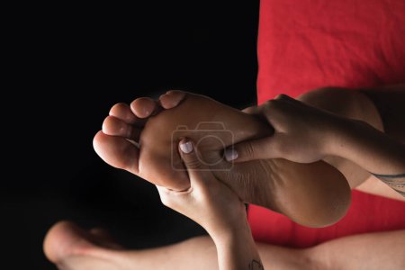 Téléchargez les photos : Massage des pieds professionnel close up. Réflexologie massage des pieds - en image libre de droit