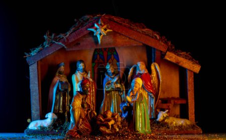 Téléchargez les photos : Jésus dans la crèche. Scène de Noël. Scène de Noël religieuse de l'enfant Jésus dans la crèche avec Joseph, Marie et berger. Les mages de la Bible ont trouvé Jésus. Caractère biblique chrétien - en image libre de droit
