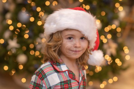 Téléchargez les photos : Gros plan portrait. Enfant à la maison à Noël. Petit enfant célébrant Noël ou Nouvel An - en image libre de droit