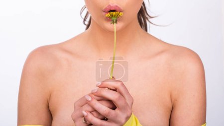 Téléchargez les photos : Fille de printemps avec fleur de pissenlit. Profitez de la nature. Concept sans allergie - en image libre de droit
