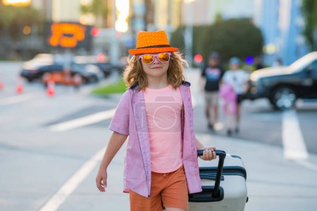 Téléchargez les photos : Enfant avec valise de voyage en vacances. Enfants voyageant - en image libre de droit