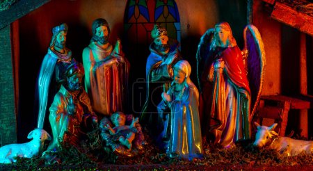 Téléchargez les photos : Nativité de Jésus. Noël crèche chrétienne avec Jésus dans la crèche, rois, animaux de la ferme et étoile de Bethléem - en image libre de droit