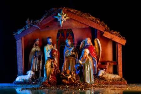 Téléchargez les photos : La crèche chrétienne de Noël. Naissance de Jésus à Bethléem. Scène biblique - en image libre de droit