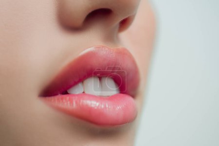 Foto de Los labios sensuales. Boca de mujer con dientes blancos. Dientes blancos, fondo dental. Los labios tiernos. Primer plano labio natural perfecto - Imagen libre de derechos