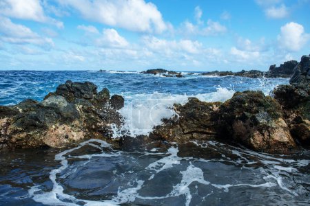 Téléchargez les photos : Rocher et mer. Vue sur la plage d'eau turuoise et de roches de lave, les vagues de l'océan Atlantique. Contexte de voyage actuel. Îles Ténérife ou Hawaï - en image libre de droit