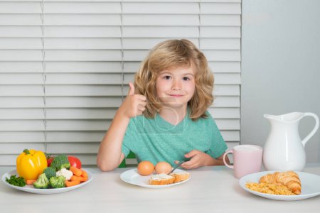 Foto de Niño pequeño desayunando sano. Nutrición y desarrollo infantil. Comer verduras por niño las hace más saludables. - Imagen libre de derechos