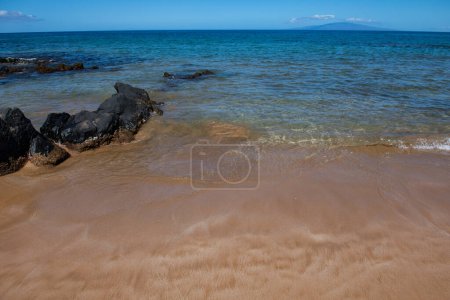 Téléchargez les photos : Vacances d'été sur une plage tropicale. Plage paradisiaque avec sable et eau claire de la mer. Océan fond de plage - en image libre de droit