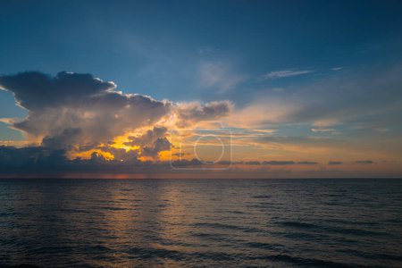 Foto de Cielo nublado en el atardecer del mar, amanecer en la playa del océano. Paisaje del atardecer en el cielo después del atardecer. Mar Caribe. Salida del sol con nubes de diferentes colores contra el cielo y el mar - Imagen libre de derechos