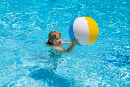 Foto de Niño en piscina en anillo inflable. Los niños nadan con flotador naranja. Juguete acuático, actividad deportiva al aire libre saludable para niños. Niños diversión en la playa. Salpicaduras de niños en la piscina de agua de verano - Imagen libre de derechos