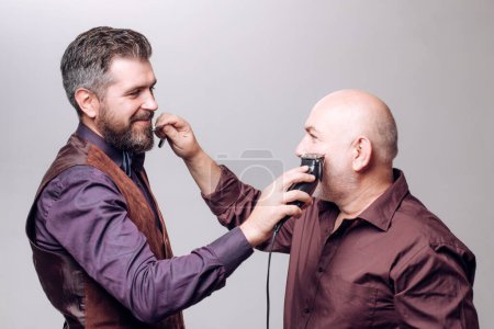 Foto de Hombre barbudo divertido y mayor con barba, hombres barbudos. Concepto de barbería. Hombres bigote - Imagen libre de derechos