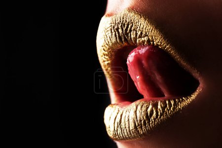 Téléchargez les photos : Golden lips. Sexy tongue. Glamour art lips concept. Open sexy mouth. Sensual lick - en image libre de droit