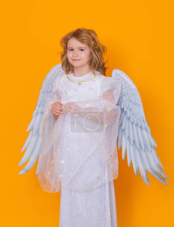 Téléchargez les photos : Cute angel kid, studio portrait. Blonde curly little angel child with angels wings, isolated background - en image libre de droit