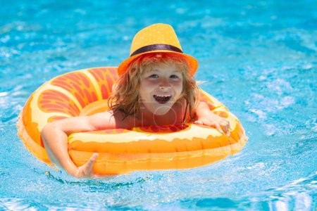 Foto de Niño en piscina en el día de verano. Niños jugando en la piscina. Vacaciones para niños y concepto de vacaciones - Imagen libre de derechos