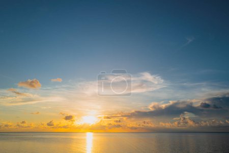 Téléchargez les photos : Sea beach with sky sunset or sunrise. Cloudscape over the sunset sea. Dramatic slouds. Sunset at tropical beach. Nature sunset landscape of peaceful calm sea - en image libre de droit