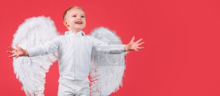 Téléchargez les photos : Valentines day banner with angel child. Child with angel wings isolated on red - en image libre de droit