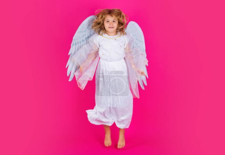 Téléchargez les photos : Angel child jump, kids jumping, full body in movement. Valentines day. Little cupid angel child with wings. Studio portrait of angelic kid - en image libre de droit