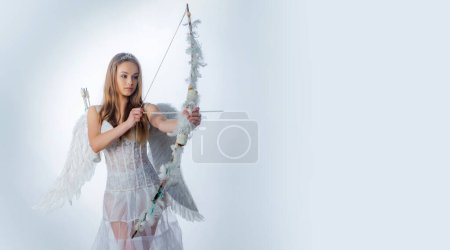 Foto de Banner with sexy angel woman. Charming curly woman in white dress and wings - angel cupid girl. Angelic character. Banner flyer template for advertising or for website header design - Imagen libre de derechos