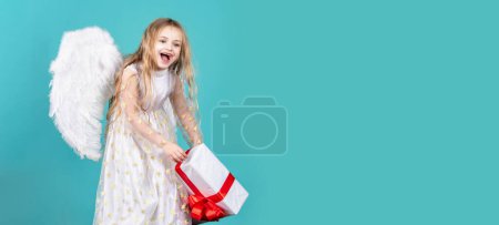 Photo pour Valentines day banner with angel child. Happy Valentines Day. Angel child from heaven gives you gift. Cute toddler girl in white wings as Cupid - image libre de droit