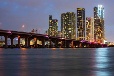 Foto de Miami. Bayside miami downtown behind MacArthur Causeway shot from Venetian Causeway, night - Imagen libre de derechos