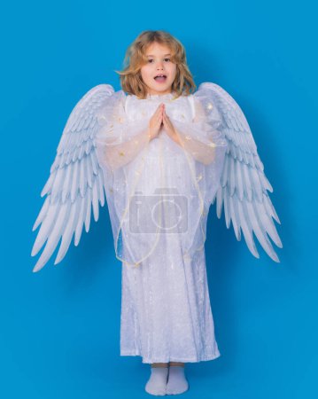 Téléchargez les photos : Angel prayer. Angel child. Isolated studio shot. Cute kid with angel wings. Cupid, valentines day concept - en image libre de droit