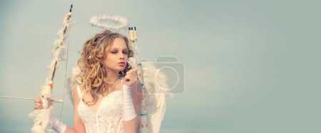 Téléchargez les photos : Banner with angel teenager. Child with angelic character. Happy teenage angel girl. Lovely girl cupid with bow and arrow is ready to find your love. Cupid in valentine day. - en image libre de droit