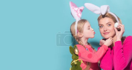 Téléchargez les photos : Daughter kiss her mother for Easter, isolated. Horizontal photo banner for website header design - en image libre de droit