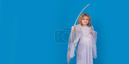 Téléchargez les photos : Angel with bow and arrow. Kid wearing angel costume white dress and feather wings. Banner design, poster template - en image libre de droit