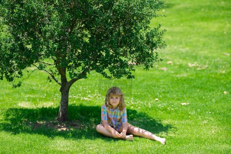 Téléchargez les photos : Child having fun outside. Child relax at park outdoor. Summer weekend. Summertime vacation - en image libre de droit