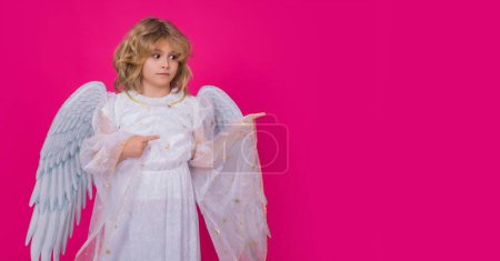 Téléchargez les photos : Child angel pointing finger, point gesture. Valentines day. Banner for website header design - en image libre de droit