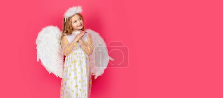 Téléchargez les photos : Angel child banner, isolated studio background. Beautiful little angel girl, isolated on red. Sweet angel princess children - en image libre de droit