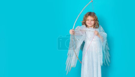 Téléchargez les photos : Angel with bow and arrow. Beautiful little angel. Isolated studio shot. Cute Pretty child with angel wings. Wide banner panoramic header. Cupid, valentines day concept - en image libre de droit