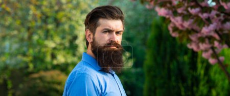 Foto de Modelo masculino guapo - bigote de barba y peinado rubio lleva camisa casual. Primavera - Imagen libre de derechos
