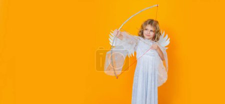 Téléchargez les photos : Angel child shoots a love arrow from a bow on Valentines Day. Angel child. Banner design, poster template - en image libre de droit