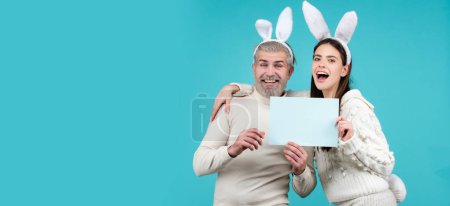 Téléchargez les photos : Happy easter for your company. Bunny: upset rabbit couple. Portrait of happy Easter bunny man and woman hold board paper for text. Horizontal photo banner for website header design - en image libre de droit