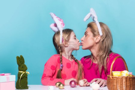 Téléchargez les photos : Daughter kiss her mother for Easter, isolated. Horizontal photo banner for website header design - en image libre de droit