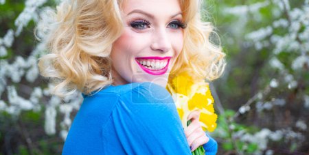 Téléchargez les photos : Portrait of sensual woman in spring background. Banner for website header. Surprised woman on flowers spring background. Beautiful smiling woman with spring flowers - en image libre de droit