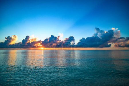 Foto de Sunset on sea background. Nature wallpaper with summer sea. Ocean seascape beach. Water sea texture. Calm sunrise on tropical sea - Imagen libre de derechos