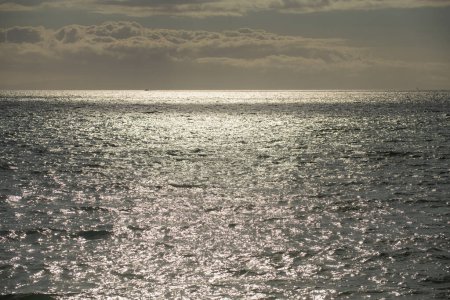 Foto de Calma textura de la superficie del agua de mar con salpicaduras y olas. Fondo abstracto de la naturaleza. Fondo de la superficie del agua del océano acuático - Imagen libre de derechos