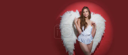 Téléchargez les photos : Valentine sensual angel girl banner. Angel wings. Angelic beautiful woman. Wonderful blonde angel girl with white wings. Banner flyer template for advertising for header design - en image libre de droit